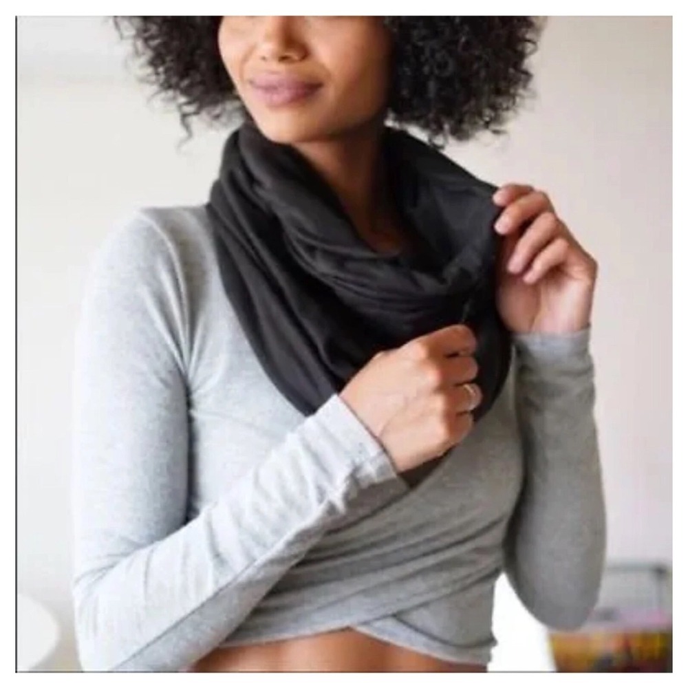 BEYOND YOGA Black Infinity Scarf With Zipper Pocket NWOT
